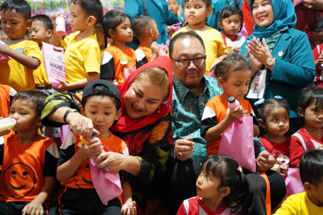 
					Mbak Ita bersama Ketua Tim Penggerak PKK Kota Semarang, Alwin Basri beserta anak-anak saat menghadiri Perayaan Hari Kesatuan Gerakan PKK ke-52 di Gedung Taman Budaya Raden Saleh, Kamis (30/5/2024). (Ist)