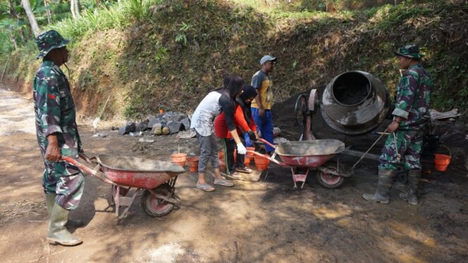 
					Kodim 0707/Wonosobo bersama masyarakat Desa Timbang, Kecamatan Leksono, Kabupaten Wonosobo, bahu-membahu mengejar target pembangunan jalan. (Ist)