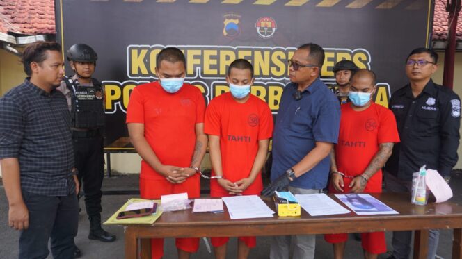 
					Tiga tersangka dihadirkan dalam konferensi pers di Mapolres Purbalingga. (Ist)
