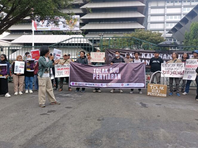 
					Aliansi Jurnalis Jawa Tengah bersama Masyarakat Sipil dan Aksi Kamisan Semarang unjuk rasa menolak RUU Penyiaran di depan Kantor DPRD Jateng, Kamis (30/5). (Ist)