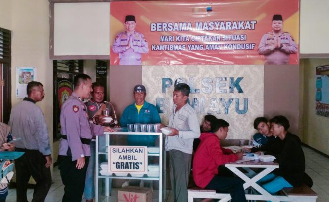 
					Jumat Berkah, Polsek Bumiayu Bagikan Makan Gratis kepada Masyarakat