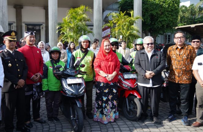 
					Wali Kota Semarang, Hevearita Gunaryanti Rahayu, memperkenalkan alat pendeteksi polusi udara bernama Si Puber (Sistem dan Instrumen Pemantauan Kualitas Udara Bergerak) di halaman Balaikota Semarang, pada 1 Juni 2024. (Ist)