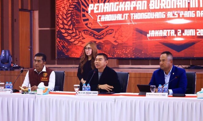 
					Konferensi pers penangkapan buron Thailand di Mabss Polri, Jakarta. (Ist)