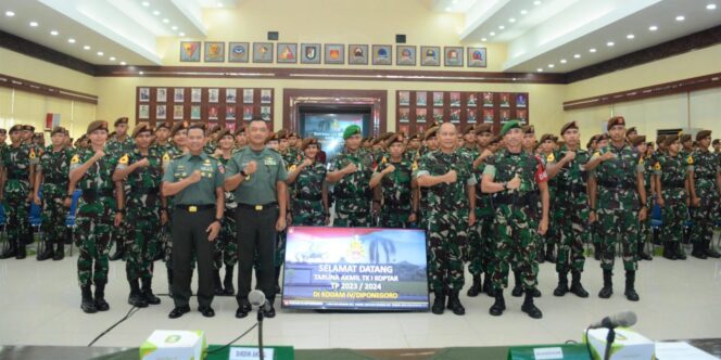 
					Kasdam IV/Diponegoro Berikan Pembekalan kepada 224 Taruna Akmil Jelang OJT