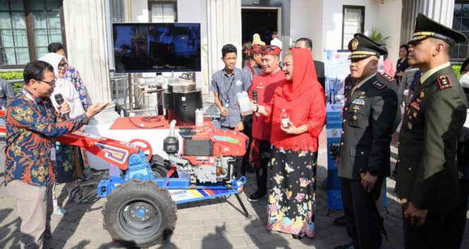 
					Wali Kota Semarang, Hevearita Gunaryanti Rahayu merilis hasil penelitian Badan Riset Inovasi Nasional (BRIN) yang akan diterapkan di Kota Semarang, yaitu bahan bakar minyak (BBM) setara bio solar bernama Petasol, baru-baru ini.