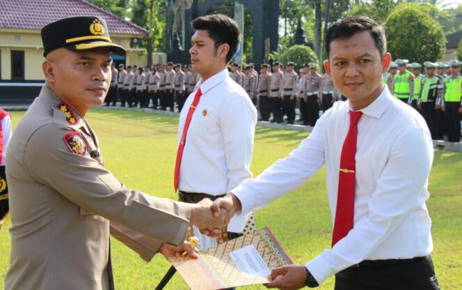 
					Kapolresta Magelang Berikan Penghargaan kepada Personel Berprestasi