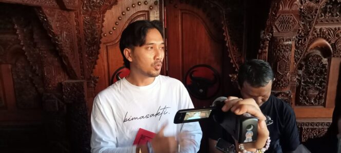 
					Bima Eka Sakti saat berada di kantor DPD PDIP Jateng usai mengembalikan berkas pendaftaran bakal calon wakil Bupati Tegal. (Foto: KJ)
