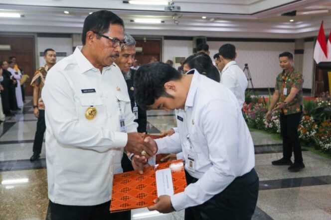 
					Nana saat Penyerahan Keputusan Pengangkatan CPNS, PPPK Formasi 2022, PPPK Formasi 2023, dan Pelantikan Pejabat Fungsional ASN di Grhadhika Bhakti Praja, Rabu (5/6/2024). Foto: jatengprov.go.id