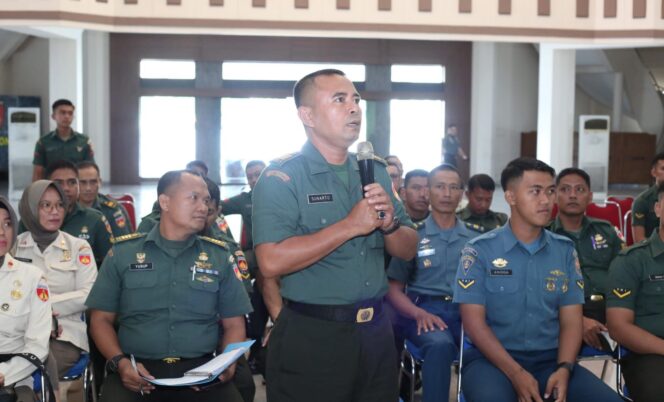 
					Prajurit Kodam IV/Diponegoro Terima Penyuluhan Hukum dari Babinkum TNI