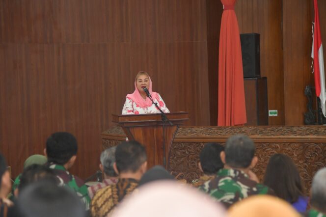 
					Wali Kota Semarang, Hevearita Gunaryanti Rahayu saat menghadiri penutupan Program TMMD Sengkuyung Tahap II di Balai Kota Semarang, Jumat (7/6/2024).