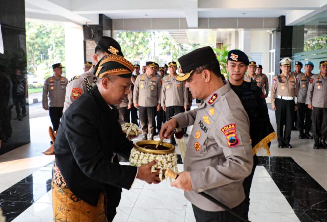 
					Kapolda Jateng Pimpin Tradisi Penyerahan Air Suci untuk Pencucian Pataka Polda Jateng