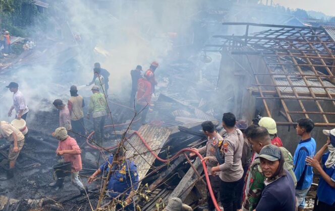 
					Kebakaran Hebat di Sukorejo Kendal Hanguskan Enam Rumah