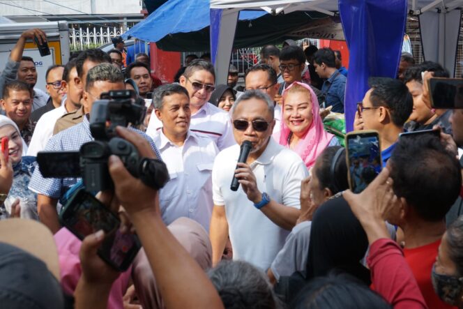 
					Menteri Perdagangan RI, Zulkifli Hasan, didampingi Wali Kota Semarang, Hevearita Gunaryanti Rahayu, memantau stok dan harga bahan pokok di Pasar Karangayu, Kota Semarang, Sabtu (8/6/2024).