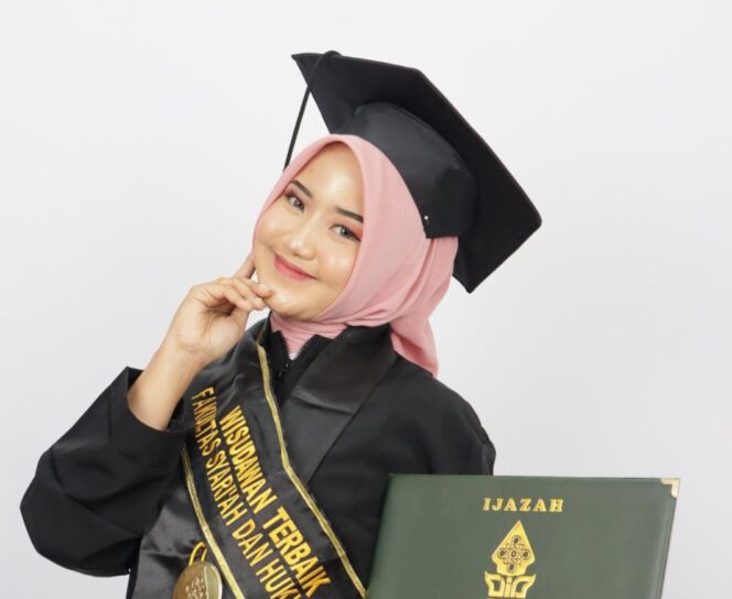 
					Rena Selvia, wisudawati terbaik dalam Wisuda Sarjana ke-92 UIN Walisongo Semarang.