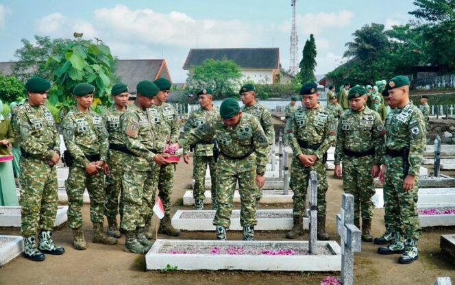 
					Yonarmed 11 Kostrad dan Persit Ziarah ke TMP Giri Dharmoloyo