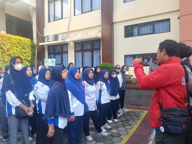 
					Puluhan Buruh Unjuk Rasa di PTUN Semarang, Tuntut Apindo Cabut Gugatan UMK 2024