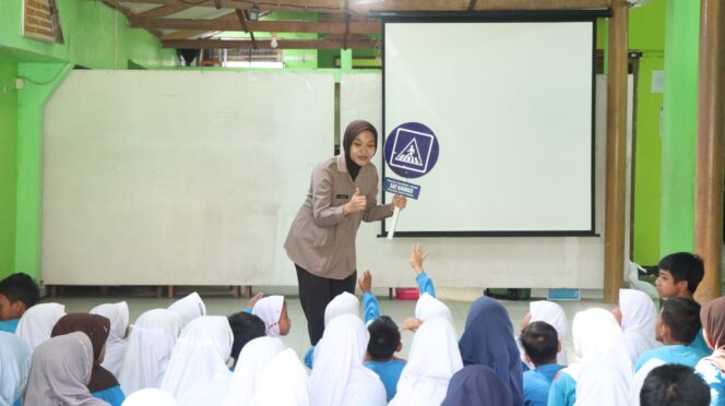 
					Brigadir Yuvina, Polwan Cantik dari Polresta Banyumas yang Mahir Berbahasa Isyarat