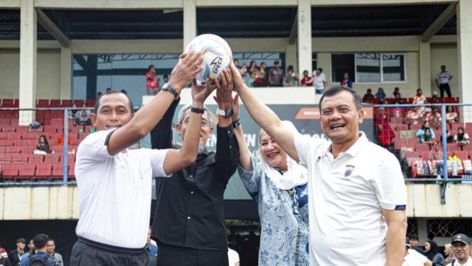 
					Ahmad Luthfi Resmi Membuka Turnamen Sepakbola Kapolda Jateng Cup U-40