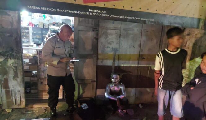 
					Polisi Tangani Keluhan Warga, Amankan Manusia Silver di Banyumas