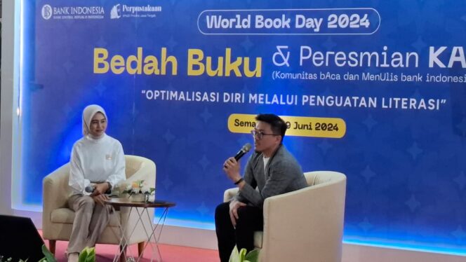 
					Suasana bedah buku 