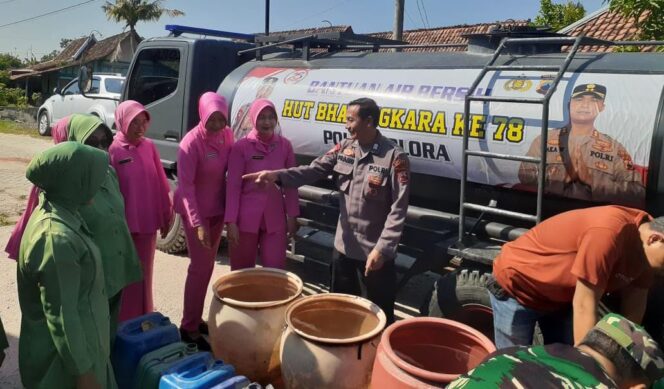 
					Menyambut HUT Bhayangkara ke-78, Polsek Jati Polres Blora Salurkan Air Bersih ke Desa Singget