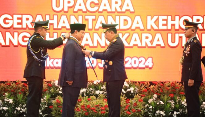 
					Menhan Prabowo Subianto Terima Penghargaan Tanda Kehormatan Bintang Bhayangkara Utama dari Polri