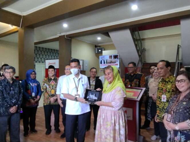 
					Wali Kota Semarang, Hevearita Gunaryanti Rahayu, menerima kunjungan Wakil Kepala Badan Riset dan Inovasi Nasional (BRIN), Amarullah Octavian, di Gedung CWS BRIN Balai Kota Semarang, Kamis (20/6/2024).