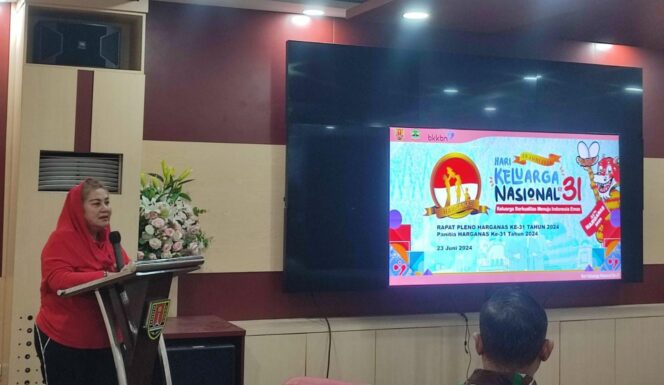 
					Wali Kota Semarang, Hevearita Gunaryanti Rahayu, memimpin rapat koordinasi persiapan Harganas ke-31 di Balai Kota Semarang pada Minggu (23/6/2024).