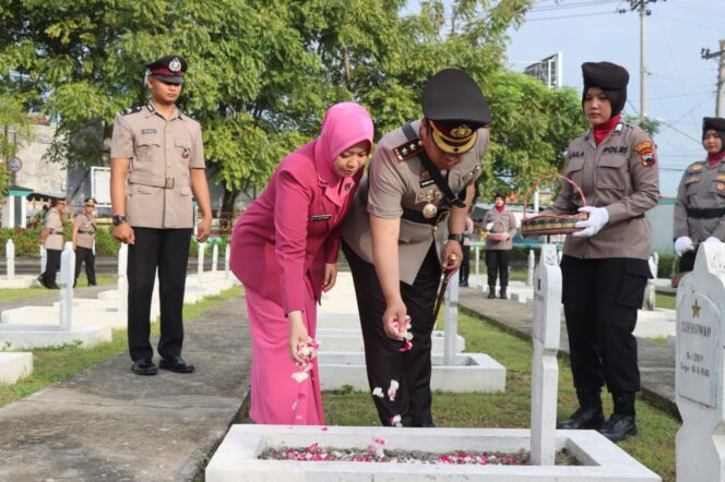 
					Kenang Jasa Pahlawan, Kapolres Demak Ziarah dan Tabur Bunga