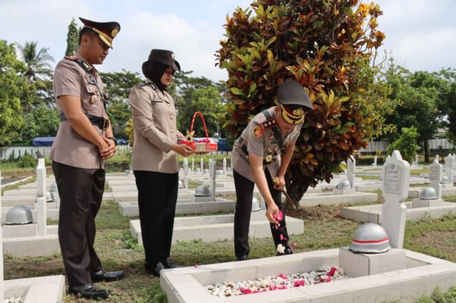 
					Kapolres Pimpin Upacara Ziarah dan Tabur Bunga di Polres Boyolali untuk Memperingati Hari Bhayangkara ke-78