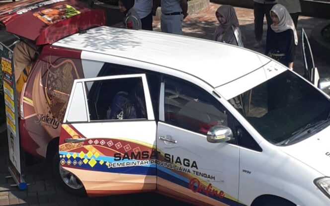 
					Mobil Samsat Siaga UPPD Kota Semarang I saat melaksanakan pelayanan Gadis Pantura (Gerakan Disiplin Pajak untuk Rakyat) di lingkungan pemerintah Kota Semarang.