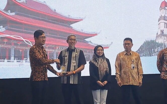 
					Sub Koordinator Jaminan Kesehatan dan Kemitraan Dinas Kesehatan Kota Semarang, Andreas Jatmiko menerima apresiasi kepatuhan Program JKN di Hotel Gumaya Kota Semarang, Selasa (25/6/2024). (Ist)