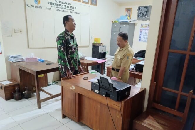 
					Babinsa Koramil 12/Mranggen Laksanakan Komsos dengan Sekdes Jamus
