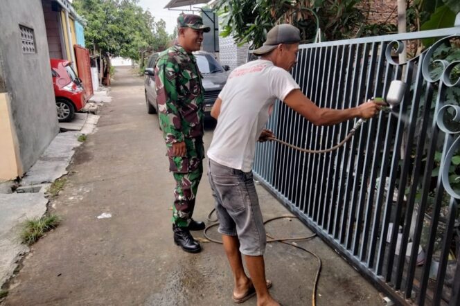 
					Babinsa Batursari Koramil 12/Mranggen Adakan Komsos Melalui Pembuatan Pagar di Wilayah Binaan