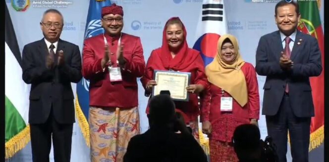 
					Wali Kota Hevearita Gunaryanti Rahayu menerima secara langsung penghargaan di bidang Inovasi Pelayanan Publik, yakni program inovasi Sayangi Dampingi Ibu Anak Kota Semarang (SANPIISAN) di Incheon, Korea Selatan, pada 26 Juni.