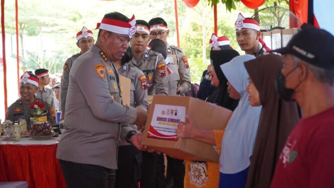 
					Polda Jateng dan Polres Semarang Gelar Bakti Sosial