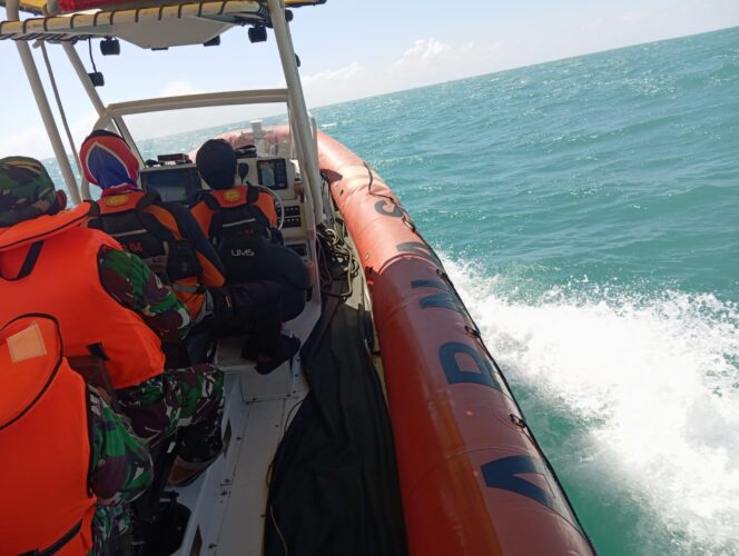 
					Tim SAR Lakukan Pencarian Sunarko yang Tenggelam di Perairan Utara TPI Tasik Agung Rembang