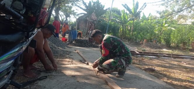 
					Kerja Bakti Pengecoran Jalan Menuju Makam, Babinsa dan Warga Pererat Kekompakan