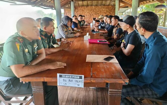 
					Mediasi konflik hutan adat Papua yang diinisiasi Polres Salatiga dan dihadiri Forkopimda Salatiga, di Warung Joglo Bu Rini, Kota Salatiga, Rabu (26/6/2024).