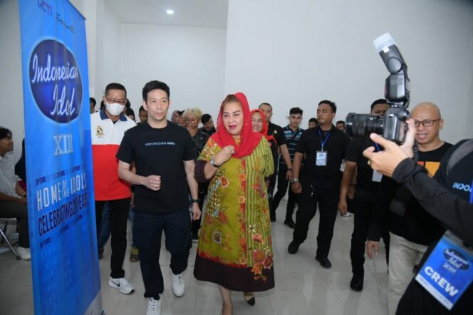 
					Wali Kota Semarang, Hevearita Gunaryanti Rahayu, menyapa para peserta audisi Indonesian Idol Season XIII di Gedung Ki Narto Sabdo, Kawasan Taman Budaya Raden Saleh (TBRS) Kota Semarang, Jumat (28/6/2024). (Ist)