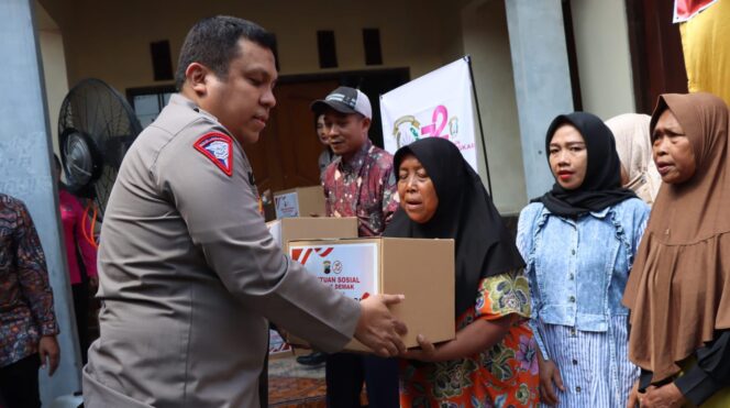 
					Kapolres Demak AKBP Muhammad Purbaya saat melaksanakan bakti sosial 