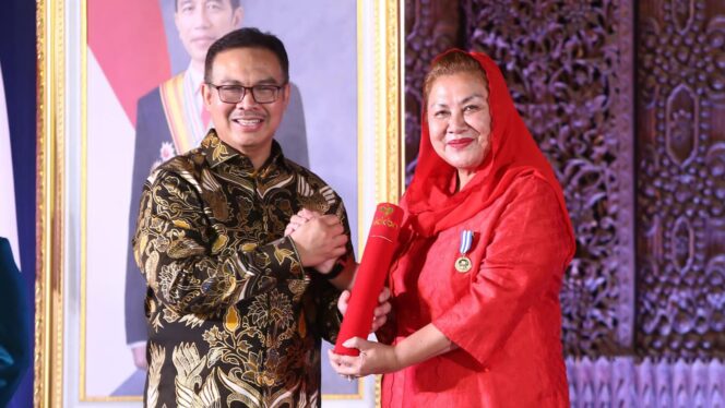 
					Wali Kota Semarang Hevearita Gunaryanti Rahayu menerima penghargaan dari Pemerintah Pusat melalui Badan Kependudukan Keluarga Berencana Nasional