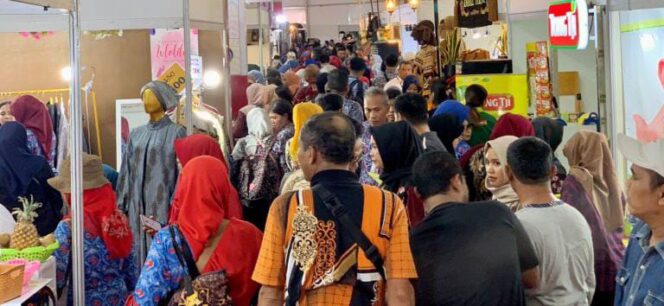 
					Ribuan orang hadiri puncak perayaan Harganas di Semarang. (Jatengprov.go.id)