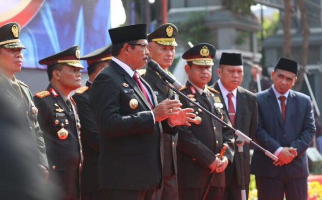 
					Pj Gubernur Jateng Nana Sudjana menghadiri perayaan HUT Bhayangkara di Semarang 
