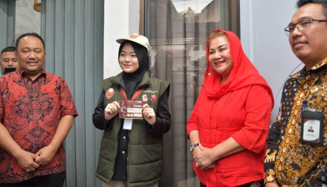 
					Wali Kota Semarang, Hevearita Gunaryanti Rahayu didampingi suami Alwin Basri dan anak Muhammad Farras Razin Pradana melakukan coklit di kediamannya pada Senin, 1 Juli 2024.