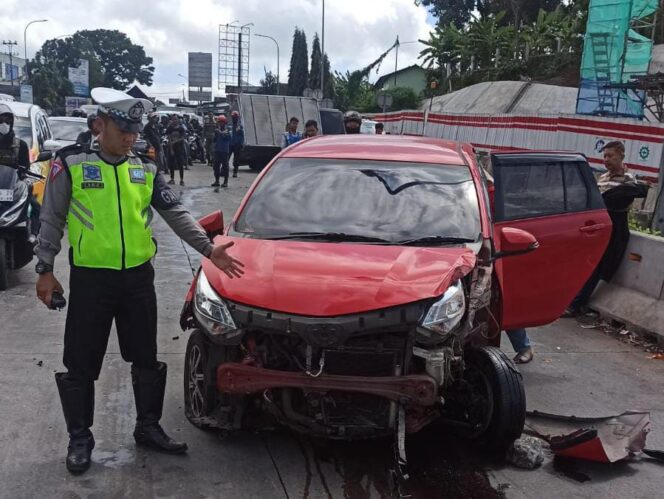 
					Kecelakaan Lalulintas, Trailer Muatan Pakan Hewan Tabrak Kendaraan di Exit Tol Bawen