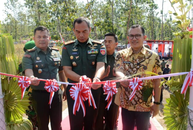 
					Pangdam IV/Diponegoro Resmikan Dua Unit Jembatan Gantung Merah Putih di Tegal