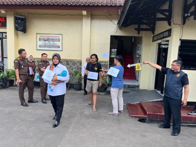
					Polres Purbalingga Rekonstruksi Kasus Pembunuhan di Desa Cipaku