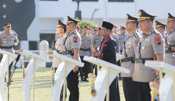 
					Kapolda Jateng Pimpin Upacara Sertijab 4 PJU dan 15 Kapolres