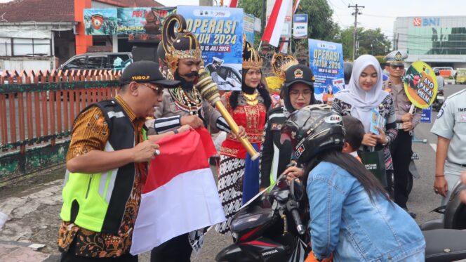 
					Gunakan Wayang Orang, Cara Unik Satlantas Polres Purbalingga Sosialisasi Tertib Lalu Lintas